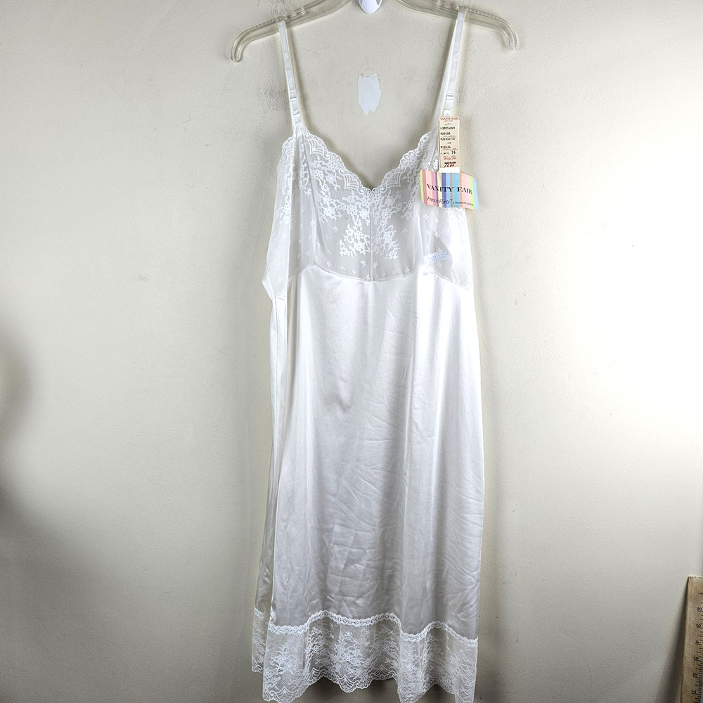 Vintage Vanity Fair White Floral Lace Full Slip NWT Size 36 L Nylon Sheer USA